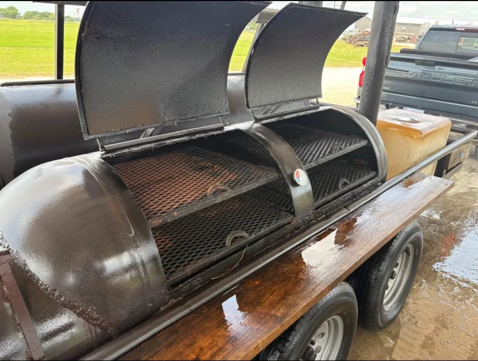 Open smoker chambers with large cooking grates